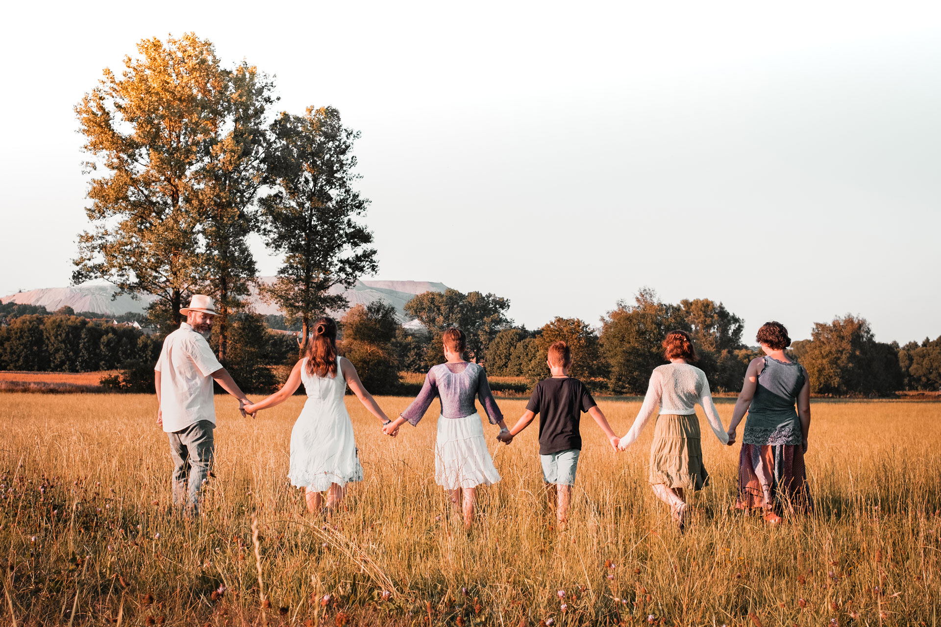 starkes Familienbild bei Sonnenuntergang in der Natur