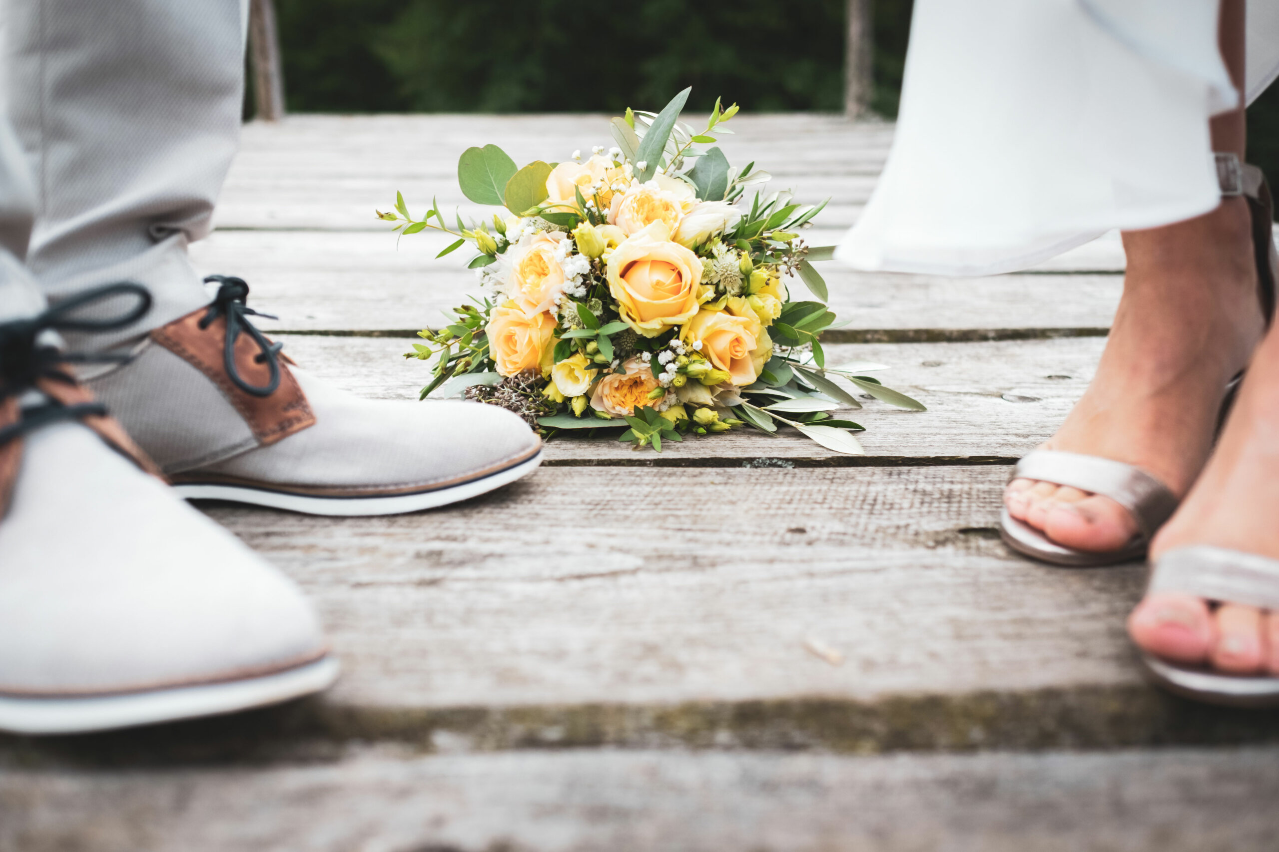 Hochzeitsbild - Schuhe und Brautstrauß
