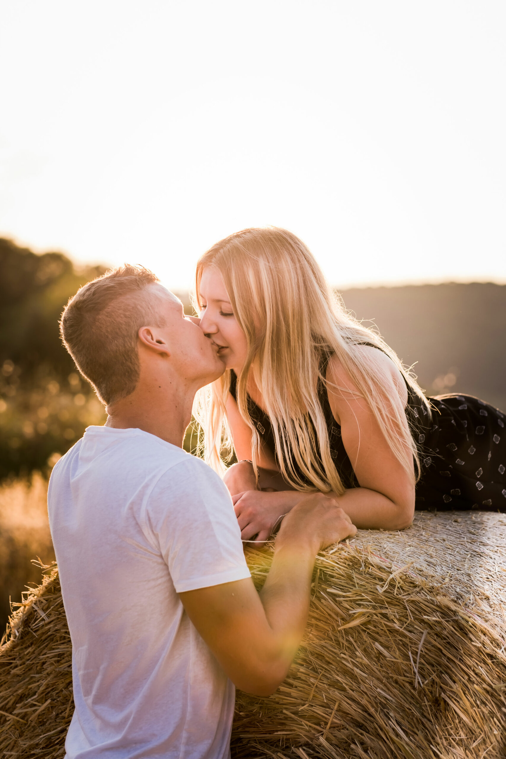 Paarschooting in der Sonne - Kuss